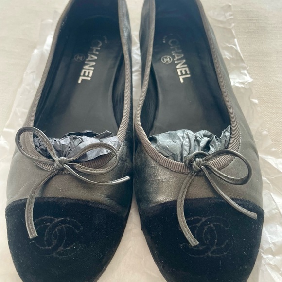 CHANEL Black and Gray Flats with Bow Detail - Picture 1 of 8